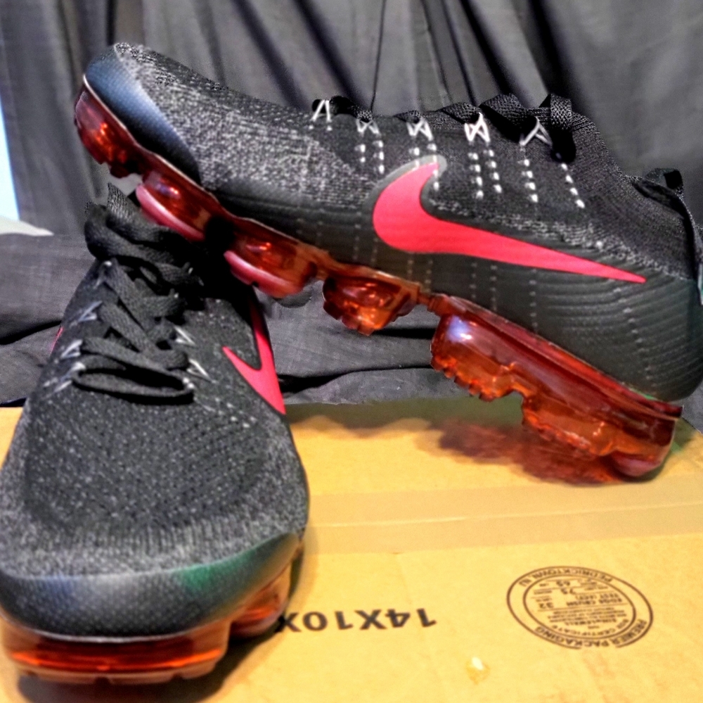 Nike Vapormax Flyknit Size Men's US 11 or EUR 45. New unworn, Colorway: Bred